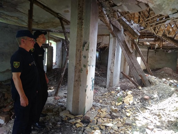 В Дружковке спасатели и полицейские проверяли заброшенные дома и помещения