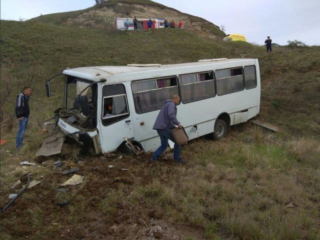 Отказали тормоза: в Крыму рейсовый автобус вылетел в кювет