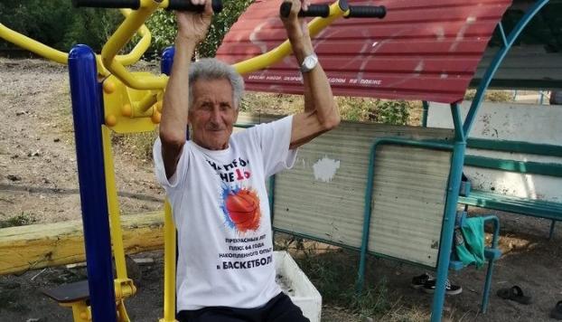Мариупольские пенсионеры инициировали строительство спортплощадки на пляже