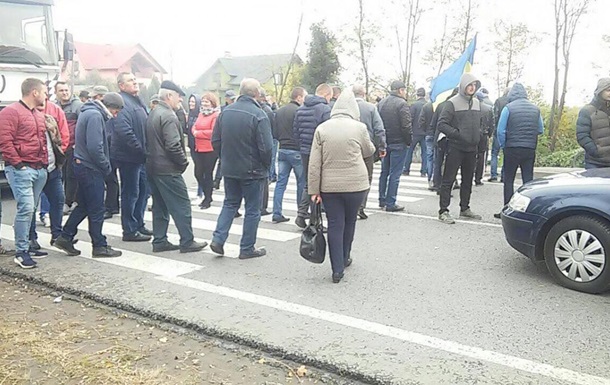 Во Львовской области вторые сутки блокируют дорогу к пограничному пункту