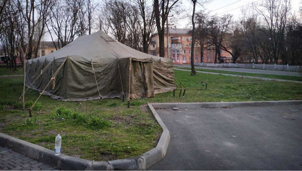 Палатки для приема больных коронавирусом развернули на территории больниц Мариуполя