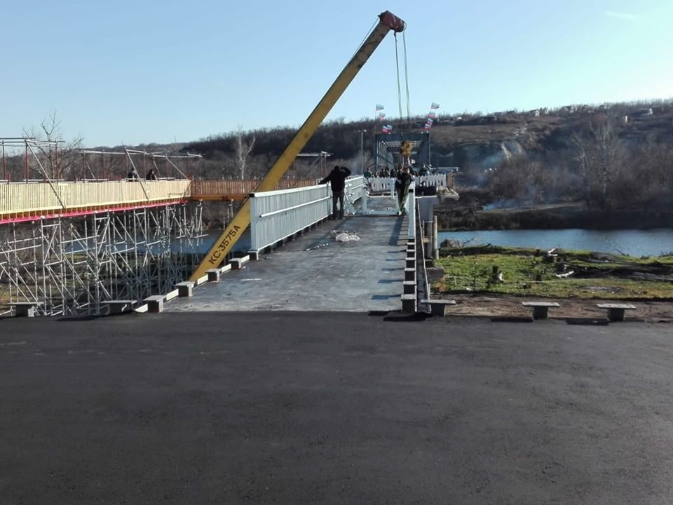 На мосту возле КПВВ «Станица Луганская» установили перила