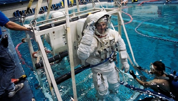 Астронавты NASA тренируются в бассейне