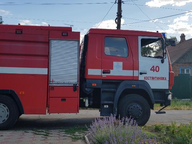 В Константиновке спасатели тушили пожар на территории частного дома