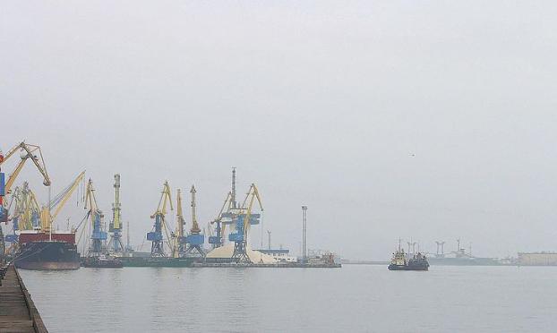 В Керченском проливе заблокированы 13 кораблей, направляющихся в Мариуполь