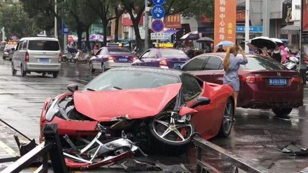 Китаянка разбила Ferrari через несколько минут после того, как села за руль
