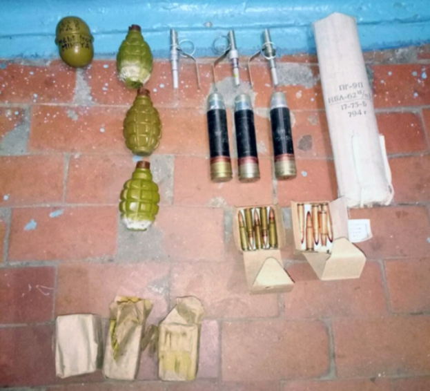 Авдеевка: несовершеннолетняя девушка хранила боеприпасы на чердаке своего дома