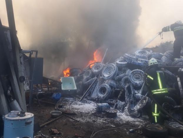 В Харькове на свалке автомобильных покрышек произошел пожар