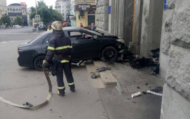 В Харькове иномарка врезалась в здание горсовета