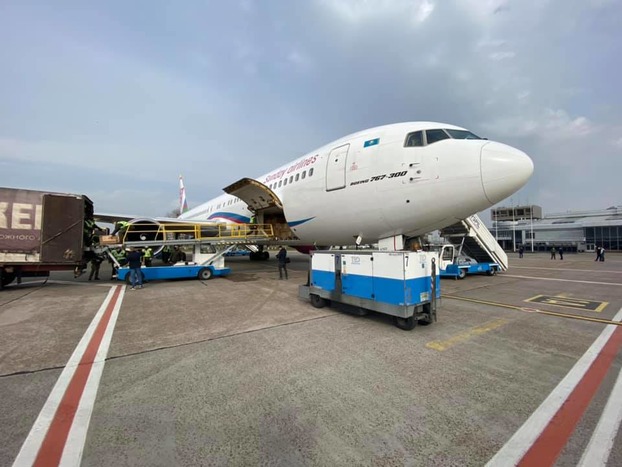 Второй самолет с медицинскими средствами из Китая прибыл в Украину