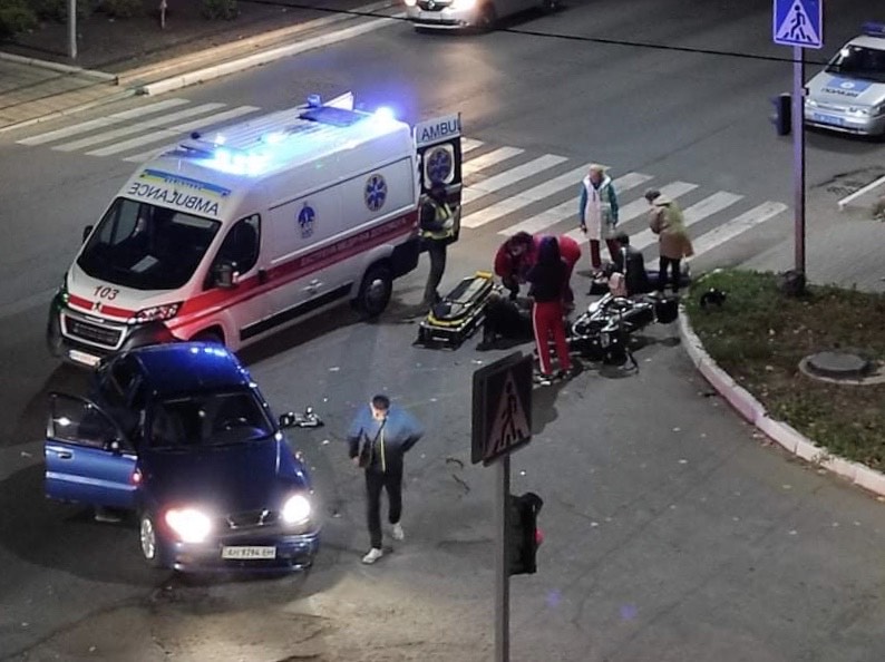 ДТП в Константиновке: Двое людей пострадали от столкновения такси и скутера