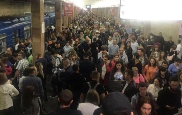 В киевском метро останавливали поезда из-за падения человека на рельсы