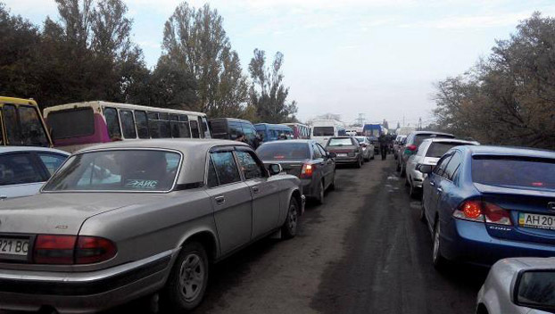  В воскресенье КПВВ на Донбассе пересекло около 25 тыс. человек и 5 тыс. автомобилей