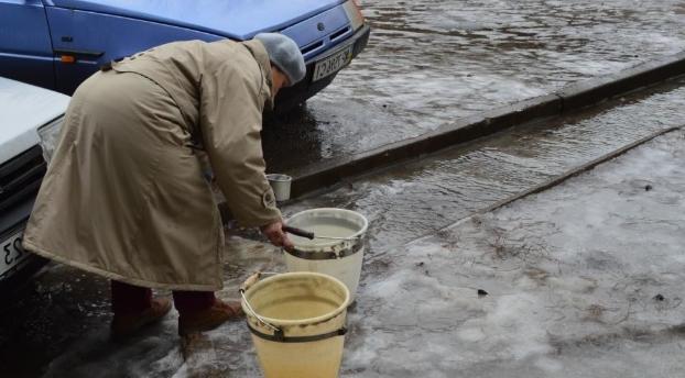 В некоторых районах Константиновки в кранах нет воды – власти привозят техническую