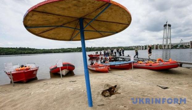 Купаться не рекомендуется: на всех пляжах Киева вывесили желтые флаги