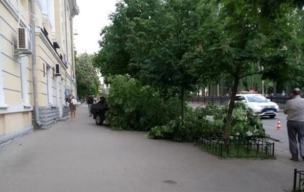 В центре Киева автомобиль сбил двух женщин на тротуаре