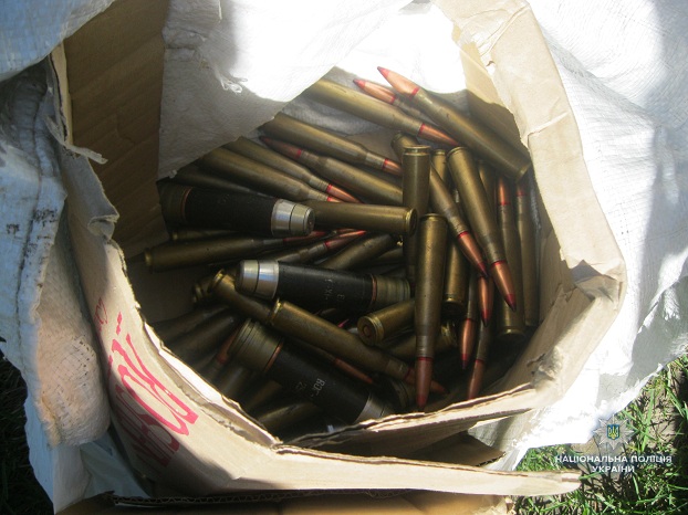 В Черкасской области под мостом обнаружили тайник с боеприпасами