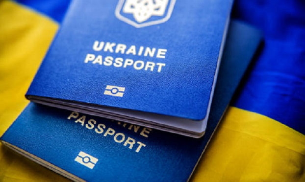 Украинцам разрешают использовать просроченные паспорта и виды на жительство