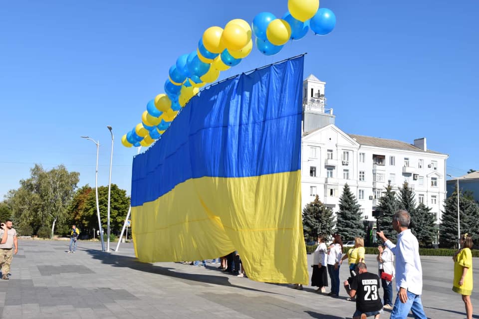 В Краматорске запустили в небо гигантский флаг Украины