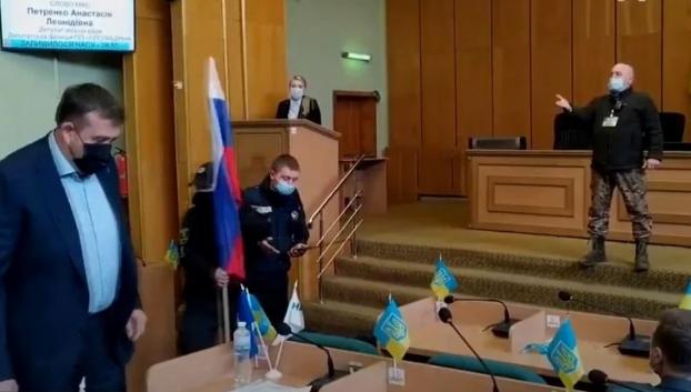 В горсовете Славянска активист установил российский флаг