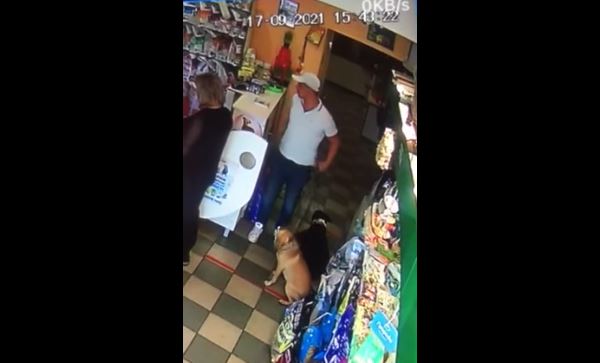 В Мариуполе мужчина украл товар из зоомагазина и «прославился». Видео