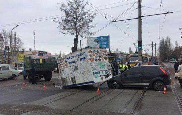 В Николаеве из грузовика на легковушку во время движения упал киоск