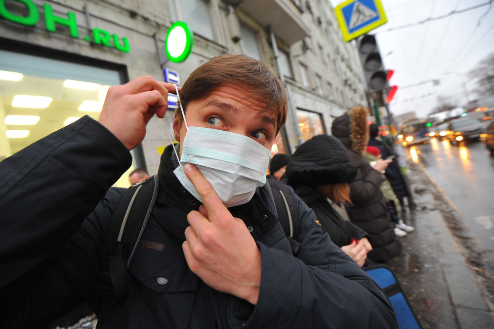 Паника в Украине: в аптеках скупают маски из-за нового вируса