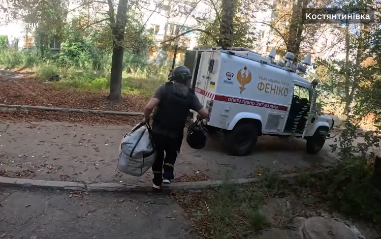 Эвакуация жителей Константиновки на бронированном автомобиле спасателей. Видео