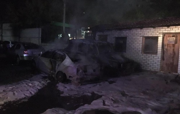 В Запорожье на стоянке сгорели четыре автомобиля