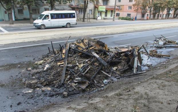В Днепре водитель КамАЗа выгрузил загоревшийся мусор на дорогу
