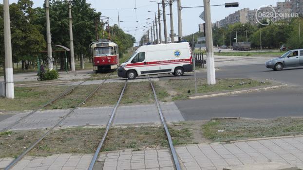 Жара в Мариуполе: водителя трамвая забрали на скорой с места работы 