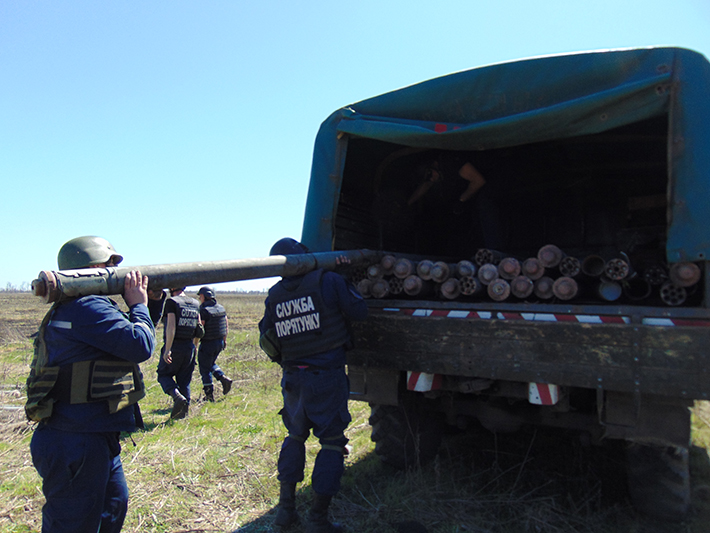 В Ясиноватском районе фермер обнаружил 61 реактивный артснаряд