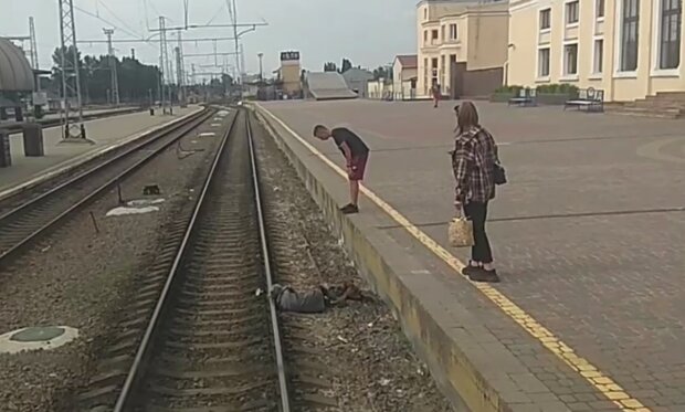 На харьковском вокзале парень уронил старушку на рельсы и остался стоять на перроне