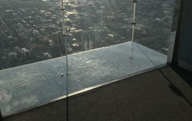 В знаменитом небоскребе в США треснул стеклянный пол на высоте 442 метра
