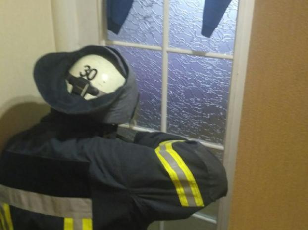 В Краматорске спасатели вызволили маленького ребенка из закрытой комнаты