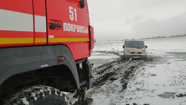 Пять машин в Донецкой области стали пленниками грунтовых дорог и снежных сугробов