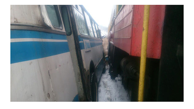 На переезде «Шахта Кураховская» поезд столкнулся с пассажирским автобусом