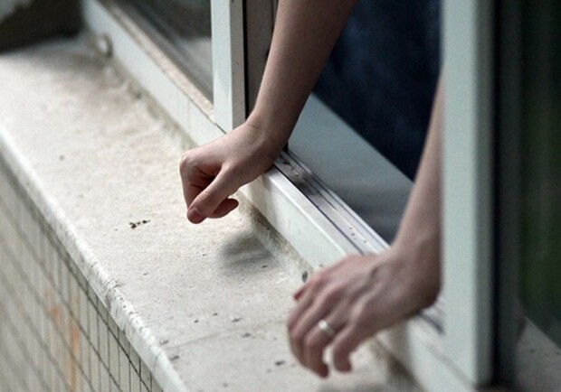 Молодой парень выпал из окна на пятом этаже в Славянске
