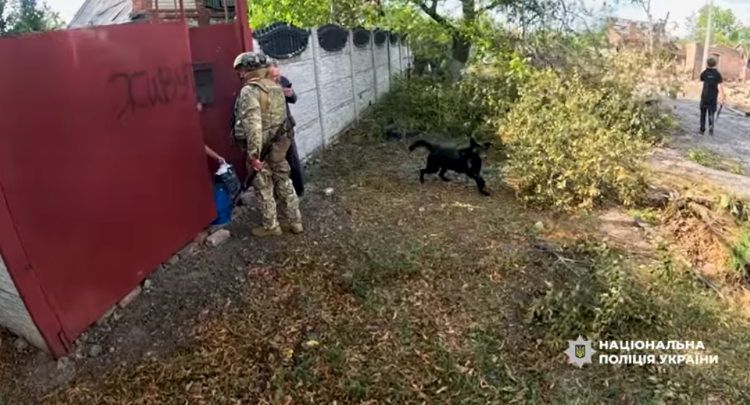 «Хоча б врятуватися, вже нічого не треба»: Поліцейські евакуюють людей із Костянтинівки