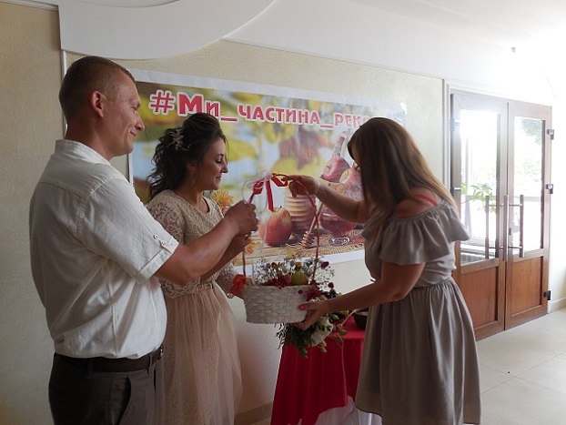 Свадебный бум в Бердянске: в день магических восьмерок поженились 18 пар