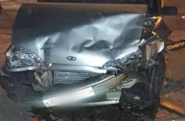 В Мариуполе столкнулись два легковых авто в лоб
