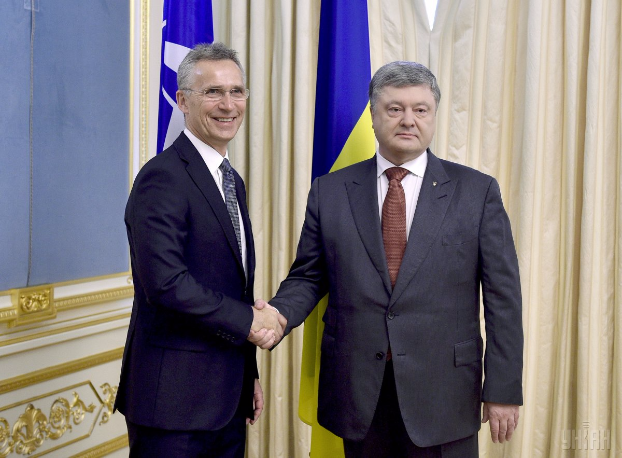 Украина пока не собирается подавать заявку на членство в НАТО - Порошенко