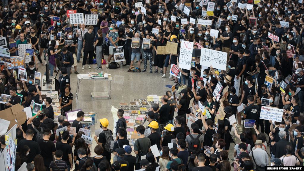 Протесты в Гонконге заблокировали работу аэропорта