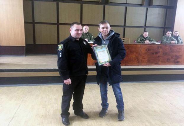 Школьник помог задержать грабителя в Донецкой области и получил за это деньги