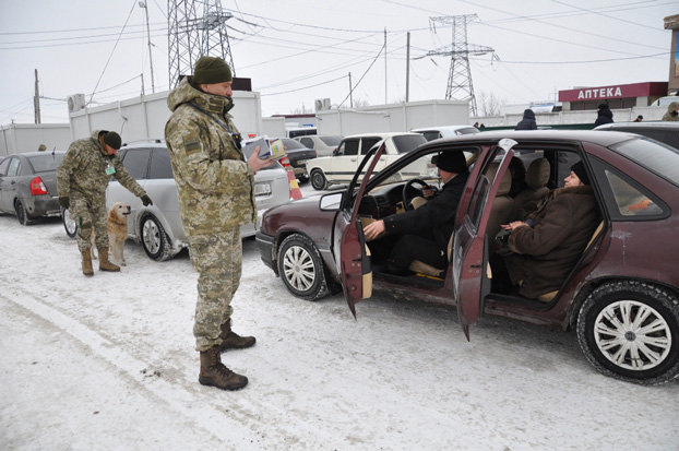 Обстановка на КПВВ 12 февраля: В «серой зоне» застряли машины