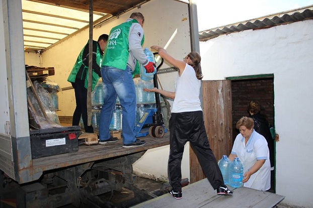 Благотворительная организация передала жителям Угледара 6 тысяч литров воды