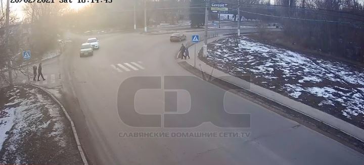 Хотел пропустить пешеходов: Камера видеонаблюдения сняла ДТП в Славянске