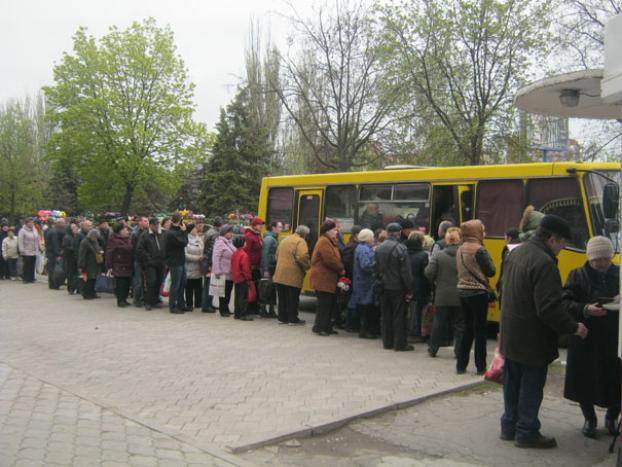 На поминальные дни в Мариуполе пустят автобусы на кладбище: расписание
