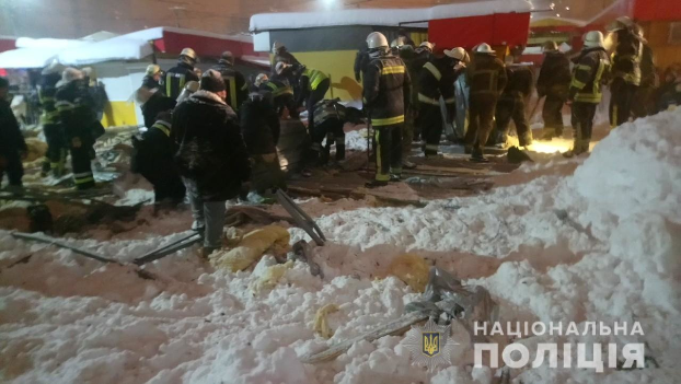 В Харькове рухнул павильон и придавил троих человек