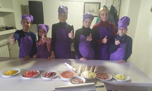 Школьники Лимана освоили профессию пиццамейкеров
